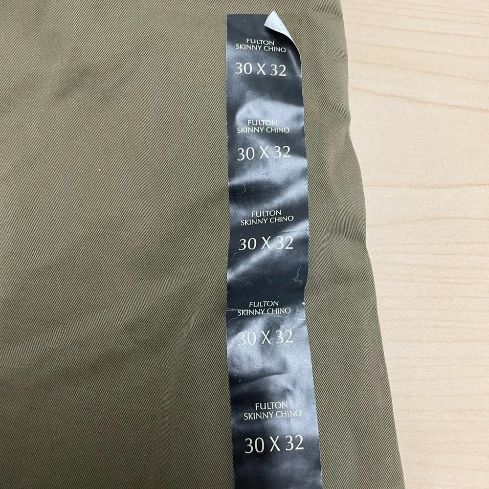 NWT Banana Republic Men's Khaki Chinos - 30x32 Classic khaki in neutral color